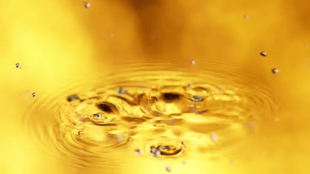 Super Slow Motion Detail Shot Water Drop Złotym Luksusowym Tle — Wideo stockowe