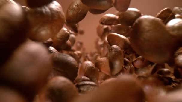 咖啡豆的超级慢动作细节镜头以1000Fps的速度滑落在棕色背景下 以4K高速电影摄影机拍摄 — 图库视频影像