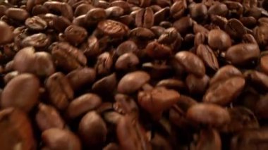 Süper Yavaş Hareket Detaylı Kahve Fasulyelerinin Kamera Hareketi ile 300 fps 'de Tahta Arkaplan' a doğru çekilmesi. 4K 'da Yüksek Hız Sinema Kamerası ile çekildi..