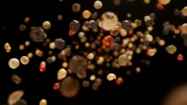 Super Slow Motion Detail Shot Van Color Pepper Falling Zwarte — Stockvideo