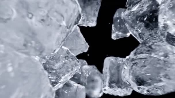 Super Pomalý Pohyb Záběr Padajících Kostek Ledu Černém Pozadí Při — Stock video