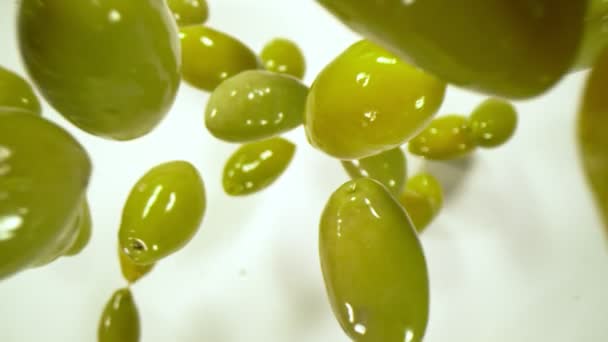 Super Slow Motion Shot Falling Fresh Green Olives Λευκό Φόντο — Αρχείο Βίντεο