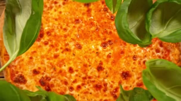 Super Slow Motion Colpo Foglie Basilico Cadendo Sulla Pizza Fresca — Video Stock
