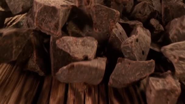 Super Slow Motion Detail Shot Van Chocoladebrokken Rolling Houten Achtergrond — Stockvideo