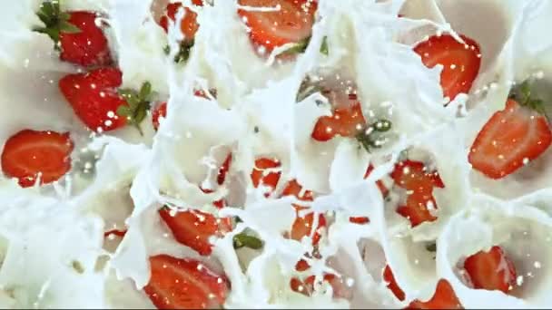 Super Slow Motion Shot Από Φρέσκες Φράουλες Που Πέφτουν Κρέμα — Αρχείο Βίντεο