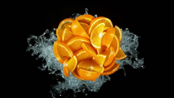 Super Slow Motion Shot Fresh Orange Cuts Water Splash Isolé — Video