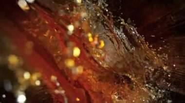 Süper Yavaş Çekim Altın Alkol Sıvısı Oak Tahta Fıçı 'ya 1000fps hızla akıyor. 4K 'da Yüksek Hız Sinema Kamerası ile çekildi..