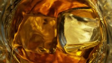 Süper Yavaş Hareket Detaylı Altın Alkol Sıvısı ve Buz Küpleri Atışı 300 metre yükseklikte Cam Sallanıyor. 4K 'da Yüksek Hız Sinema Kamerası ile çekildi..