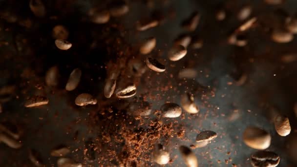 地上コーヒーと新鮮な豆の爆発の超スローモーション1000 Fpsでカメラに向かって 4Kで高速シネマカメラで撮影 — ストック動画