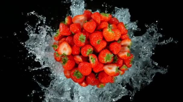 超级慢镜头新鲜草莓和水飞溅分离在黑色在1000Fps 以4K高速电影摄影机拍摄 — 图库视频影像