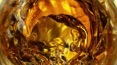 Süper Yavaş Çekim Detaylı Buz Küpü Altın Alkol Sıvısı ile 1000fps 'te bardağa düşüyor. 4K 'da Yüksek Hız Sinema Kamerası ile çekildi..