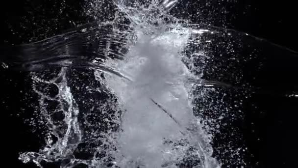 Super Slow Motion Skott Sido Vatten Stänk Kollision Ramen Isolerad — Stockvideo