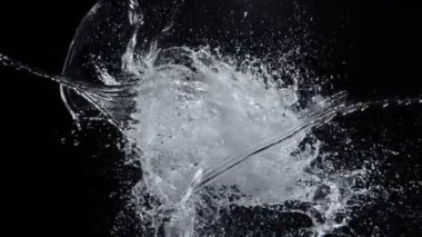 Yan Suyun Süper Yavaş Çekimi Çerçevedeki Çarpışma Çerçevesi 'ni 1000fps derinlikte izole etti. 4K 'da yüksek hızlı sinema kamerası ile çekildi..