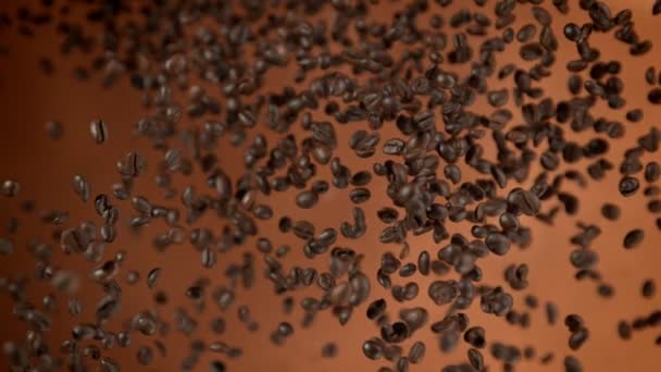 Kahverengi Arkaplanda Kahverengi Arkaplan Taze Kahve Fasulyelerinin Süper Yavaş Çekimi — Stok video