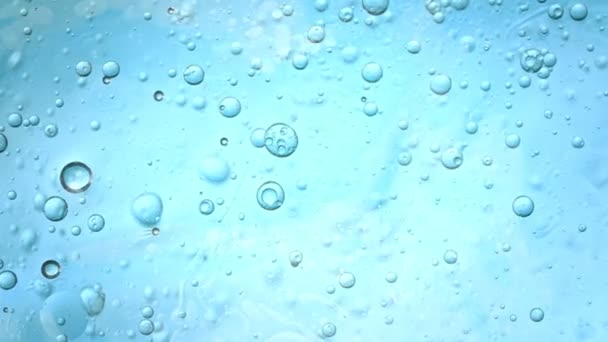 Super Slow Motion Shot Oil Bubbles Moving Water Light Blue — Stock video
