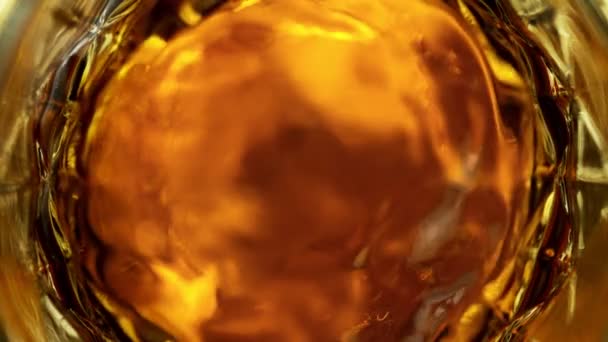 Super Ralenti Détail Plan Whiskey Tourbillonnant Dans Verre 1000Fps Filmé — Video