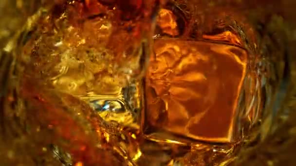 Szczegóły Super Slow Motion Shot Ice Cubes Falling Glass Golden — Wideo stockowe