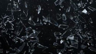 Kameraya doğru uçan cam kırıklarının Süper Yavaş Çekimi 1000fps derinlikte izole edildi. Yüksek hızlı sinema kamerasıyla çekildi, 4K.