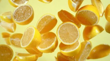 Uçan Taze Limon Dilimleri 'nin Süper Yavaş Çekimi. Kamera' ya doğru 180 metrede. 4K 'da Yüksek Hız Sinema Kamerası ile çekildi..