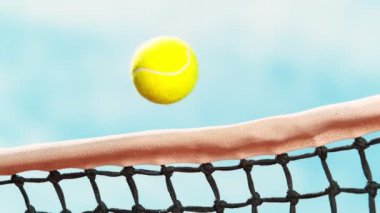 Süper Yavaş Hareket Detaylı Tenis Topu Atışı 300 metrede Net 'e çarptı. 4K 'da Yüksek Hız Sinema Kamerası ile çekildi..