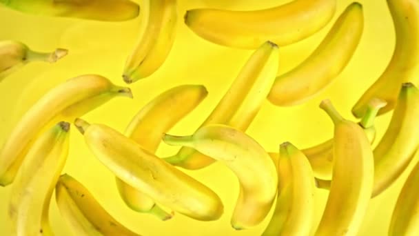 Super Slow Motion Shot Fresh Banany Żółtym Tle Latające Kierunku — Wideo stockowe