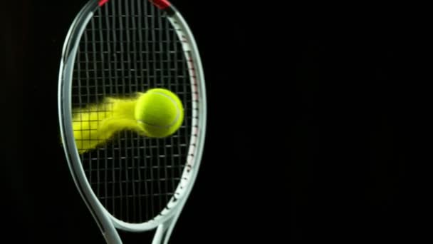 Super Slow Motion Szczegóły Uderzenia Tenis Ball Zawierające Żółty Proszek — Wideo stockowe