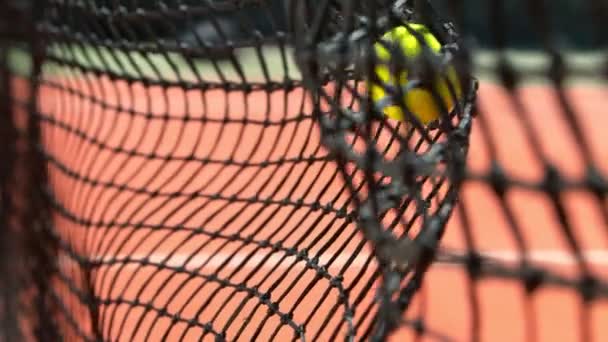 Super Slow Motion Shot Tennis Ball Golpeando Red Cancha 1000Fps — Vídeos de Stock