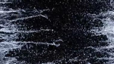 Su kenarının Süper Yavaş Çekimi Kara Arkaplan 'da izole edilmiş. 4K 'da yüksek hızlı sinema kamerası ile çekildi...