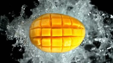 Süper Yavaş Çekim Taze Soyulmuş Mango ve Su Sıçratma Karartması 1000fps 'de. 4K 'da Yüksek Hız Sinema Kamerası ile çekildi..