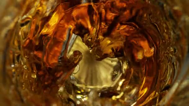 Süper Yavaş Çekim Detaylı Buz Küpleri Altın Alkol Sıvısı Ile — Stok video