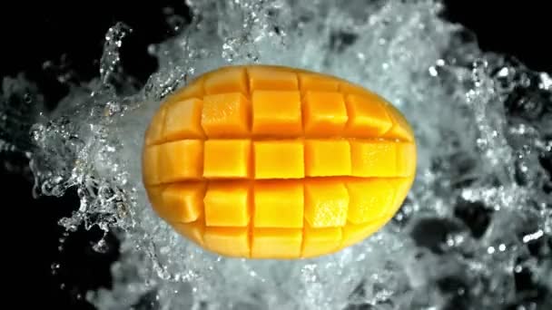 Super Slow Motion Skott Färska Skalade Mango Och Vatten Stänk — Stockvideo