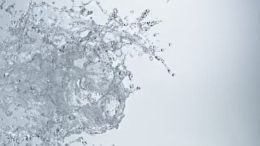 Beyaz Arkaplanda Süper Yavaş Su Sıçratma Çekimi, 300 fps yükseklikte. 4K 'da yüksek hızlı sinema kamerası ile çekildi...