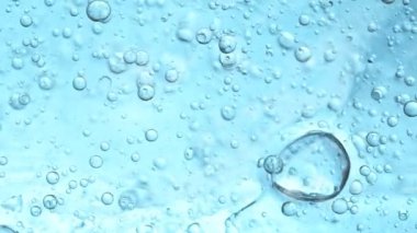 Yağ Baloncuklarının Süper Yavaş Çekimi Açık Mavi Gradyan Arkaplan 'da Suda Hareket Ediyor. 4K 'da Yüksek Hız Sinema Kamerası ile çekildi..