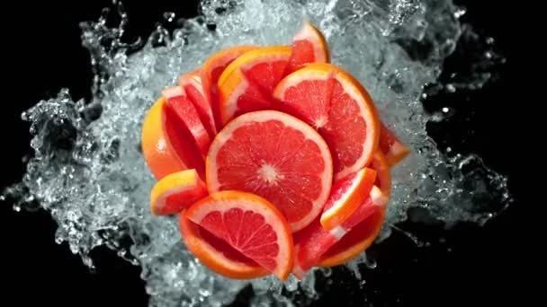 Super Slow Motion Shot Fresh Grapefruit Szeletek Víz Fröccsenés Elszigetelt — Stock videók