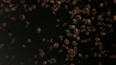 Süper Yavaş Çekim Taze Kahve Fasulyeleri Siyah Arkaplan 'da 300 fite doğru uçuyor. 4K 'da Yüksek Hız Sinema Kamerası ile çekildi..