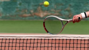 Tenis 'in Süper Yavaş Çekimi 1000fps' te Net Üzerinden Vuruyor. 4K 'da Yüksek Hız Sinema Kamerası ile çekildi..