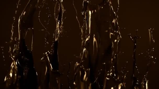 Super Slow Motion Shot Glossy Dark Golden Paint Splash Скоростью — стоковое видео