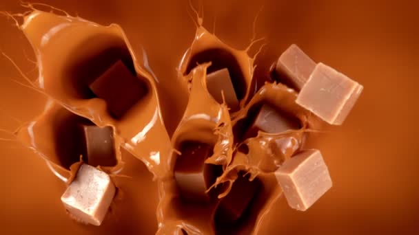 Super Slow Motion Shot Caramel Chunks Caída Caramelo Fundido 1000Fps — Vídeos de Stock
