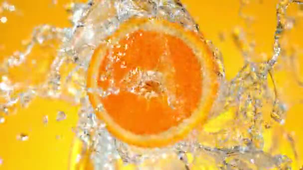 Super Slow Motion Shot Rotating Orange Slise Spring Water 1000Fps — стоковое видео