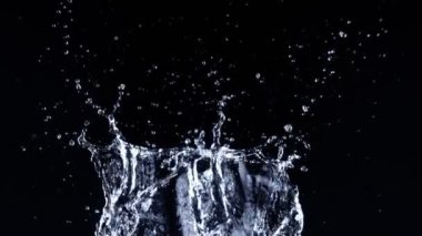 Süper Yavaş Çekim Su Sıçratma Kara Arkaplan 'da izole edildi. 4K 'da yüksek hızlı sinema kamerası ile çekildi...