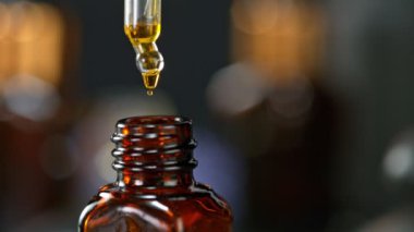 Yağ esansının Süper Yavaş Çekimi Karanlık Arkaplan 'da 300 fite düştü. 4K 'da Yüksek Hız Sinema Kamerası ile çekildi..