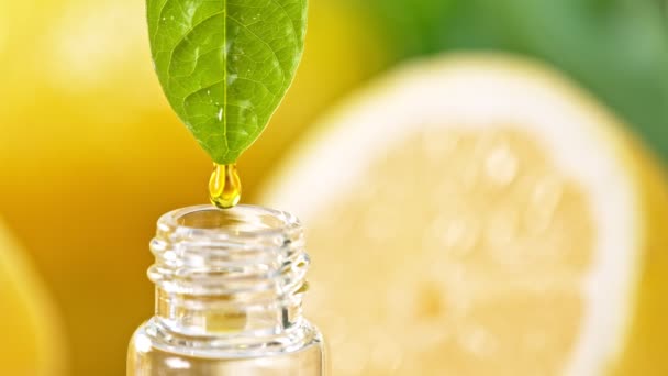 Super Slow Motion Shot Oily Lemon Essence Drop Fresh Green — Vídeo de Stock