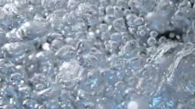 Süper Yavaş Çekim Makro Hava Baloncukları Suyun içinde 1000 fp hızla akıyor. 4K 'da Yüksek Hız Sinema Kamerası ile çekildi..