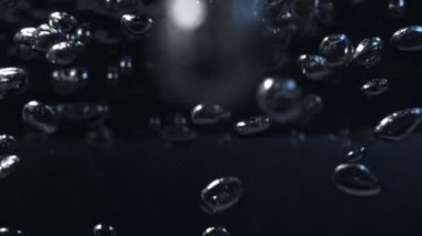 Süper Yavaş Çekim Makro Hava Baloncukları Suyun içinde 1000 fp hızla akıyor. 4K 'da Yüksek Hız Sinema Kamerası ile çekildi..