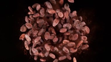 Çikolata çekirdeği ve kakao tozu patlamasının çok yavaş çekim sahnesi 300 fite ayarlandı. 4K 'da Yüksek Hız Sinema Kamerası ile çekildi..