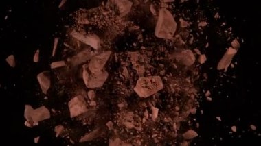 Dönen Çikolata Parçaları ve Kakao Tozu Patlamasının Süper Yavaş Çekimi. 4K 'da Yüksek Hız Sinema Kamerası ile çekildi..