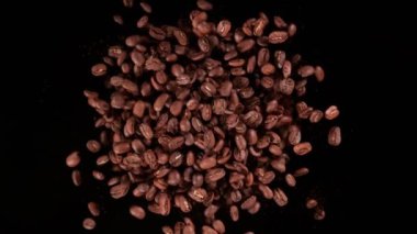 Dönen Kahve Fasulyeleri ve Barut Patlamasının Süper Yavaş Çekimi. 4K 'da Yüksek Hız Sinema Kamerası ile çekildi..