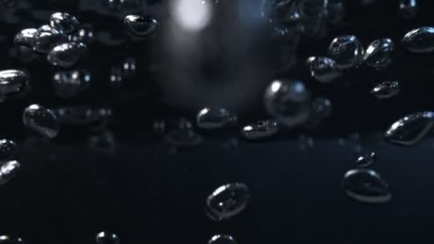 超低速モーションマクロ1000 Fpsで水に流れる気泡のショット 4Kで高速シネマカメラで撮影 — ストック動画