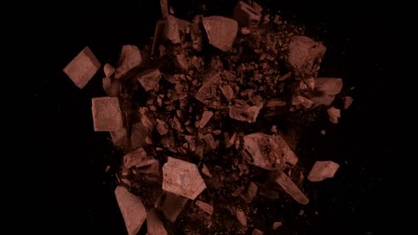 旋转巧克力块和可可粉在1000Fps下爆炸的超级慢动作镜头 以4K高速电影摄影机拍摄 — 图库视频影像