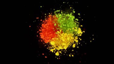 Dönen Renk Tozu Patlamasının Süper Yavaş Çekimi Kara Arkaplan 'da 1000fps' te izole edildi. 4K 'da Yüksek Hız Sinema Kamerası ile çekildi.